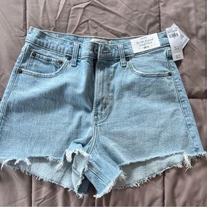 Brand new Abercrombie 90s relaxed fit denim shorts size 28